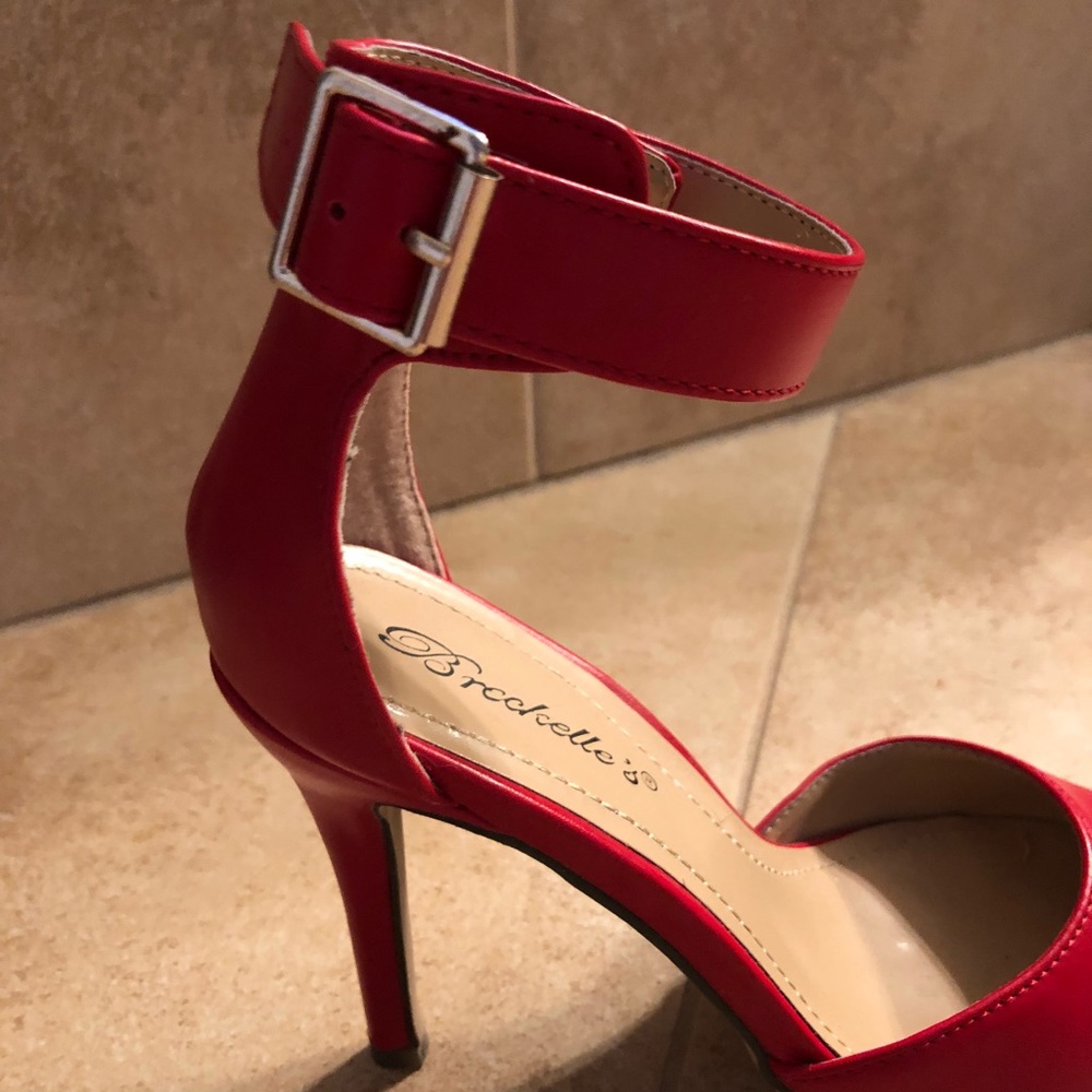 Red Pumps - image 3